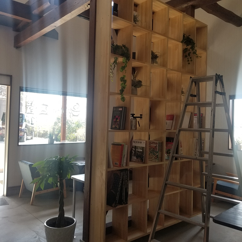 カフェの本棚施工中の写真